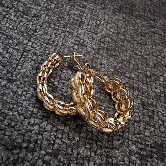 Gold Filled V Chain Link Hoop Earrings New - Picture 3 of 6